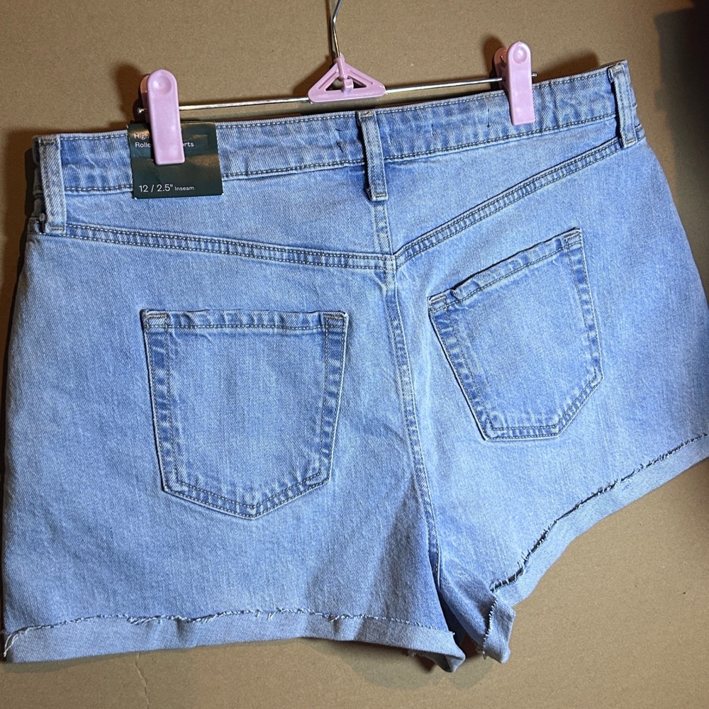 NEW Wild Fable Womens‎ High Rise Denim Shorts Light Wash Distressed Size 12 - Picture 6 of 6